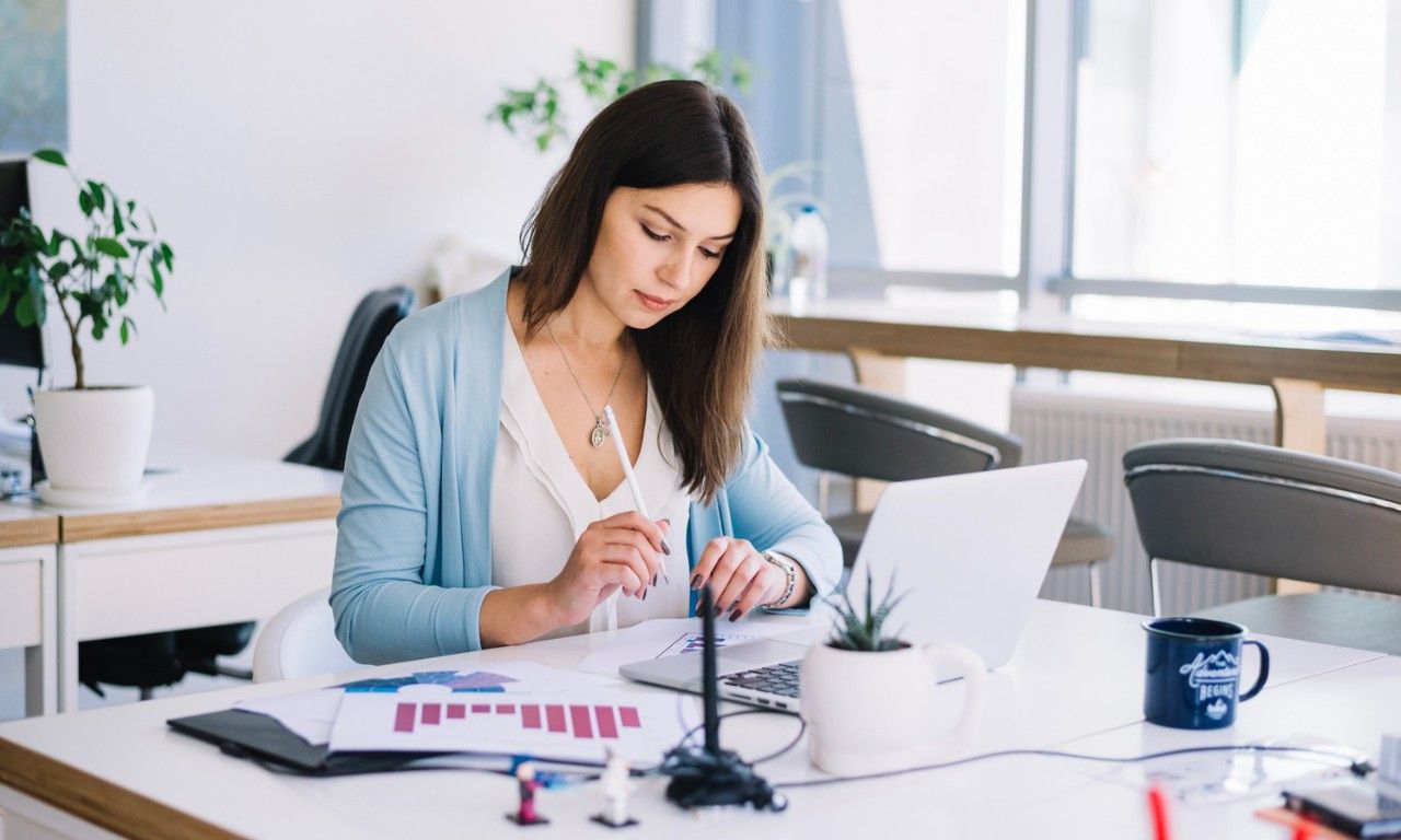Diversity Buildervs.TraditionalTechnicalTrainingCPEProvider Professional woman learning CPA CPE online course at desk